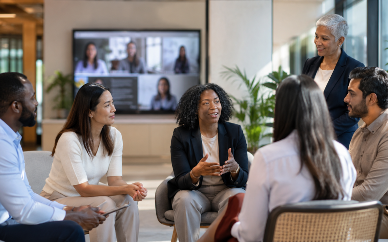 collaborative_office_meeting_in_a_modern_space